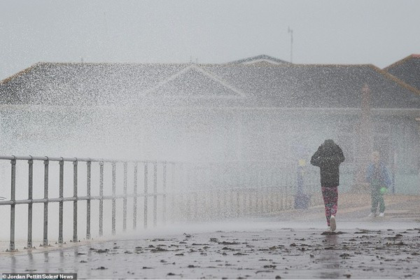 Ngán ngẩm cặp đôi chụp selfie sống ảo giữa mưa bão - Hình 2 Ngan ngam cap doi chup selfie song ao giua mua bao-Hinh-2