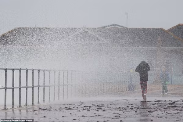 Ngán ngẩm cặp đôi chụp selfie sống ảo giữa mưa bão - Hình 2 Ngan ngam cap doi chup selfie song ao giua mua bao-Hinh-2