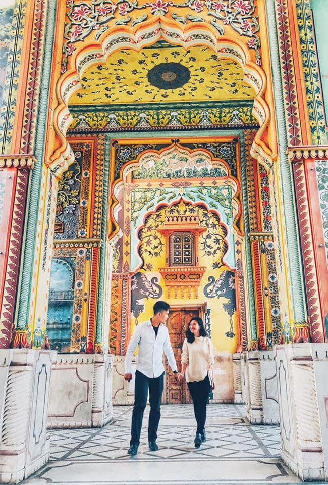 Cả cô dâu-chú rể đều ăn mặc giản dị nhưng nụ cười viên mãn, ánh mắt hạnh phúc trao nhau đã giúp họ đẹp trong mọi khung hình.