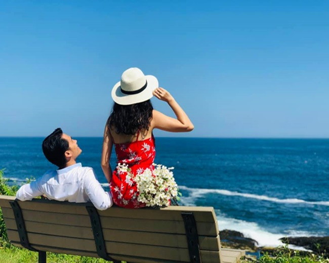 Trên suốt chặng đường, thay vì thuê thợ chụp hình, anh Trần Huy tự đặt chân máy (giá 300 nghìn đồng) và chụp ảnh bằng chiếc điện thoại sẵn có. Chị Lê Xuân chuẩn bị váy cô dâu nhẹ nhàng và những bộ váy tinh tế khác. Chị cũng không quên mang theo một bó hoa cưới bằng vải, tiện cho vào vali. Vì thế mà, khung hình nào cũng đều rực rỡ, đẹp như mơ.