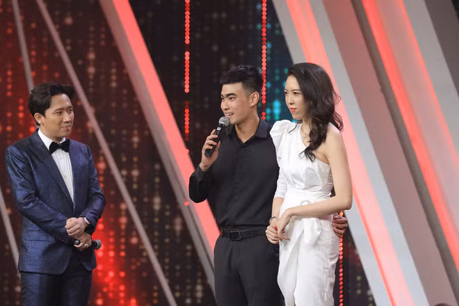 Cô gái này là người luôn ở bên động viên, cổ vũ khi anh gặp khó khăn. Lê Uyên cũng từng khẳng định sẽ yêu thương con riêng của Minh Luân như con ruột do mình sinh ra. Câu chuyện tình yêu của họ khi ấy đã làm rất nhiều người cảm động. 