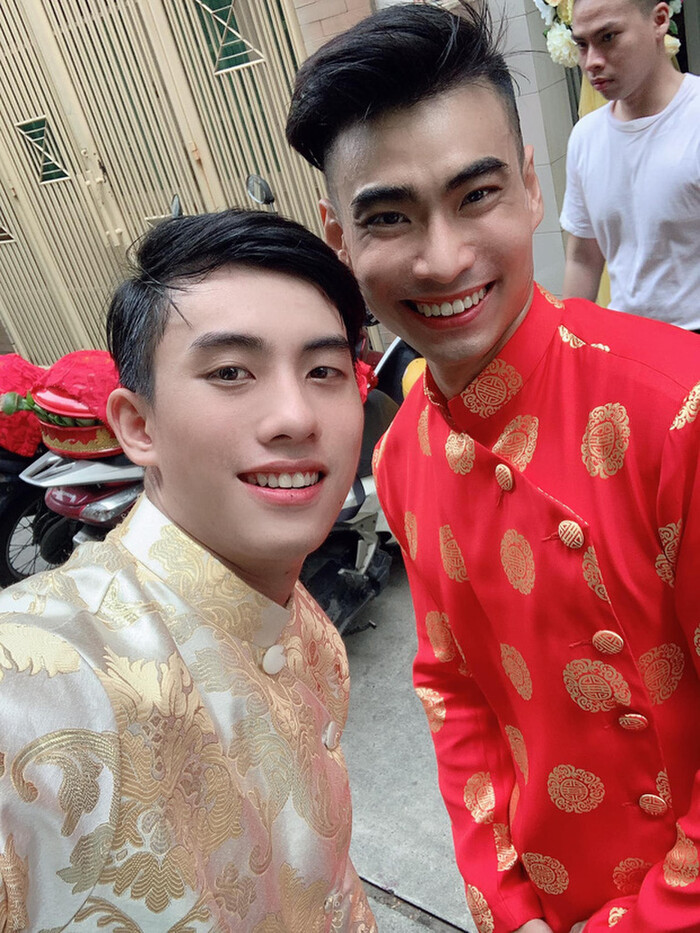 Theo tìm hiểu, đây là hội bạn thân của chú rể, họ gặp nhau khi tham gia một chương trình truyền hình. "Đám cưới mà toàn trai đẹp thế này. Cô dâu, chú rể phải sống thật hạnh phúc nhé", "Một anh đẹp trai lại đứng bên một anh đẹp trai khác. Ngắm mãi mà không chán", "Nếu anh nào chưa có người yêu thì cho em xin một 'slot' làm bạn gái nhé",... là những bình luận để lại.