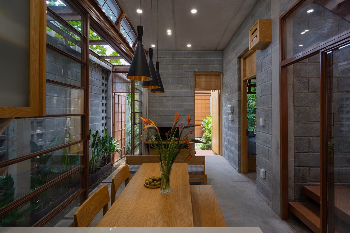 Thiết kế này giúp cải thiện sự thông thoáng, làm dịu ánh sáng tự nhiên đồng thời tạo nên một khu vực đa chức năng kết nối con người với môi trường xung quanh, đồng thời đảm bảo sự riêng tư và an toàn.