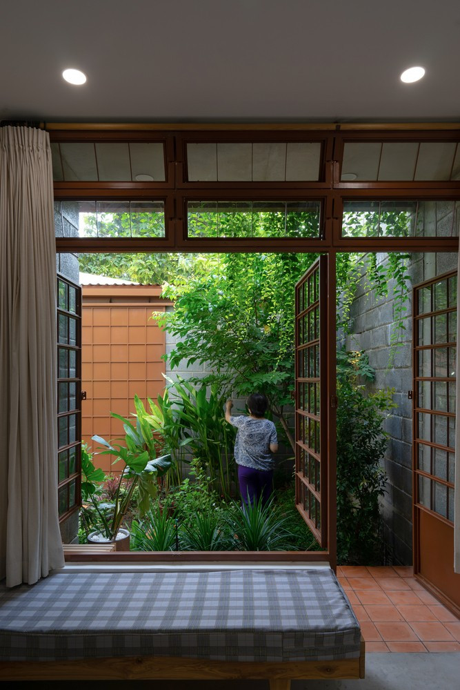 Ngôi nhà được xây dựng với thiết kế đơn giản, tối ưu hoá chi phí và giảm thiểu lượng vật liệu sử dụng. Cách bố trí không gian theo nguyên tắc vừa đủ, đảm bảo sự linh hoạt, thân thiện với môi trường và đáp ứng nhu cầu sinh hoạt thực tế.