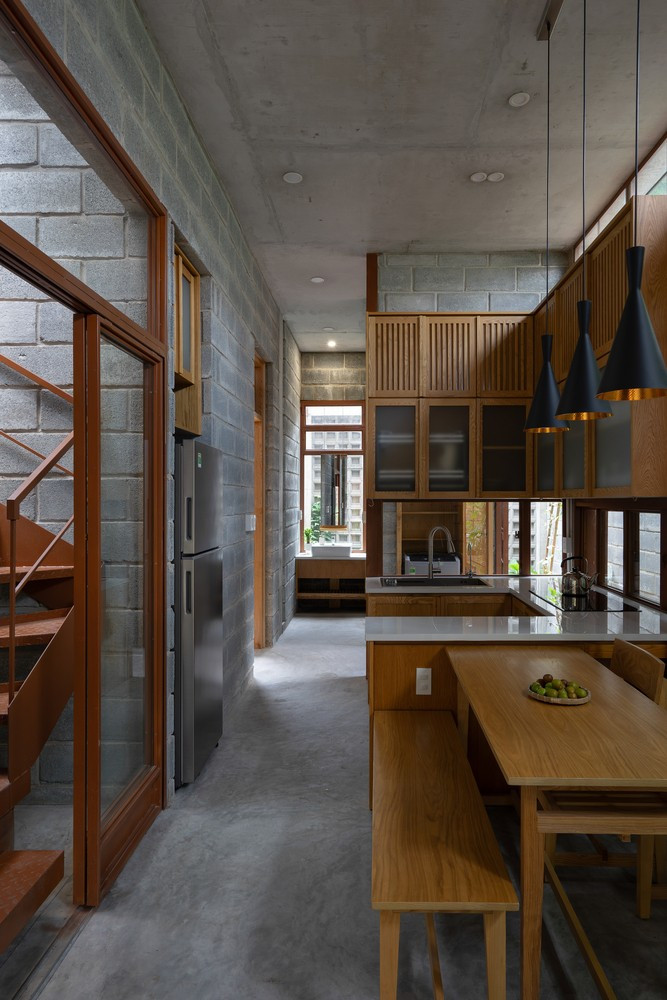 Các vật liệu sẵn có tại Bình Dương được tận dụng phù hợp với kỹ thuật xây dựng của thợ thủ công địa phương. Điều này giúp giảm chi phí xây dựng, rút ngắn thời gian thi công và hạn chế tác động đến môi trường.