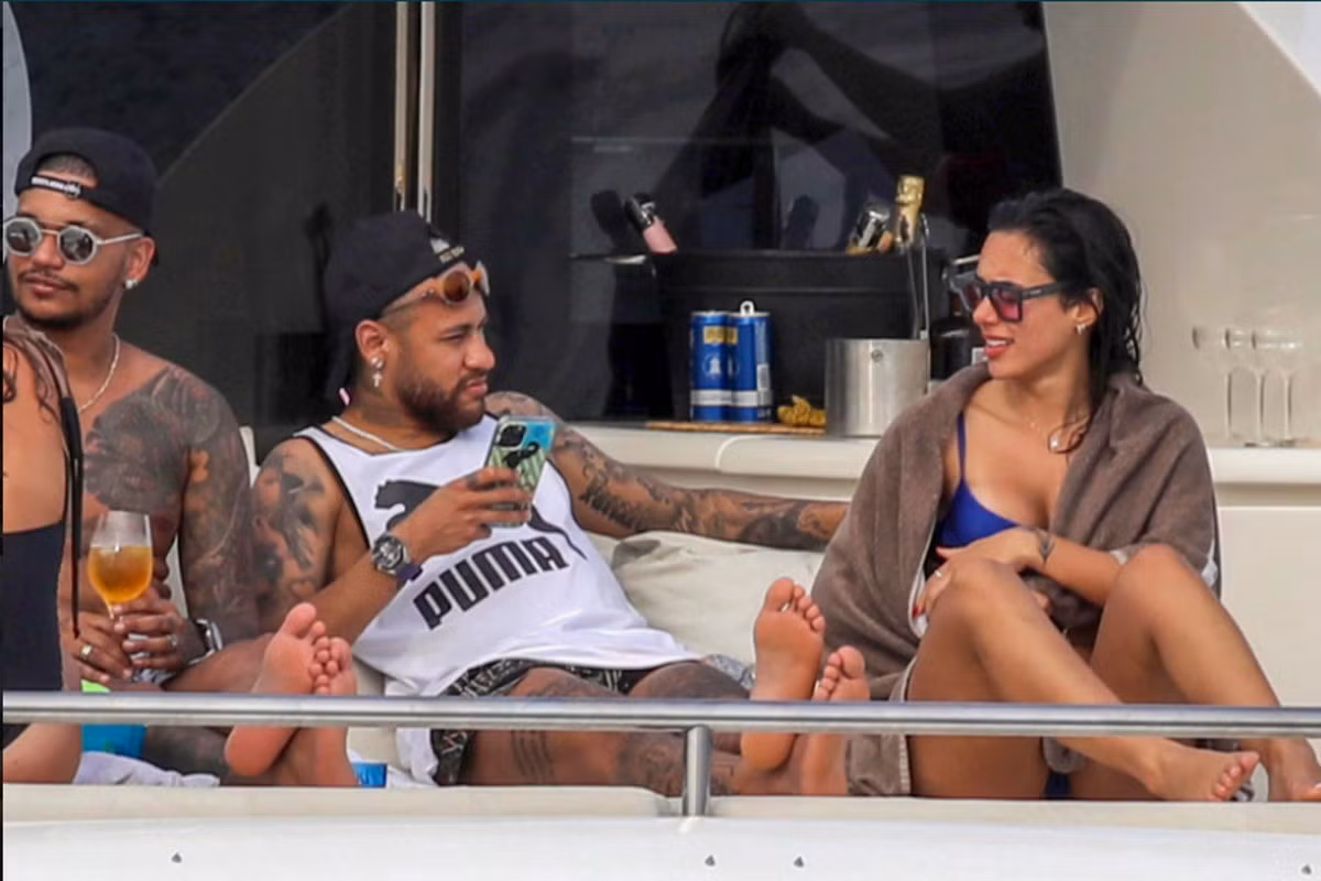 Neymar khiến hàng xóm phẫn nộ vì những bữa tiệc ‘quậy’ banh nhà - Hình 2 Neymar khien hang xom phan no vi nhung bua tiec ‘quay’ banh nha-Hinh-2