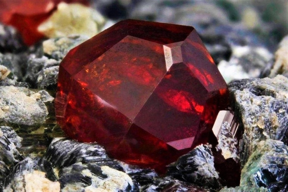 Ngoài kyawthuite, khoáng chất hiếm thứ hai trên thế giới là painite cũng chỉ được tìm thấy ở Myanmar. Painite là tinh thể hình lục giác có màu đỏ sậm. Dù hiện nay giới khoa học có thể tìm thấy painite dễ dàng hơn trước nhưng khoáng chất này vẫn cực hiếm. Vào năm 1952, nhà sưu tập đá quý người Anh Arthur Pain mua được 2 viên đá màu đỏ ở Myanmar. Ông Pain sau đó tặng viên đá cho Bảo tàng Anh vào năm 1954 để nghiên cứu sâu hơn về khoáng chất quý hiếm này.