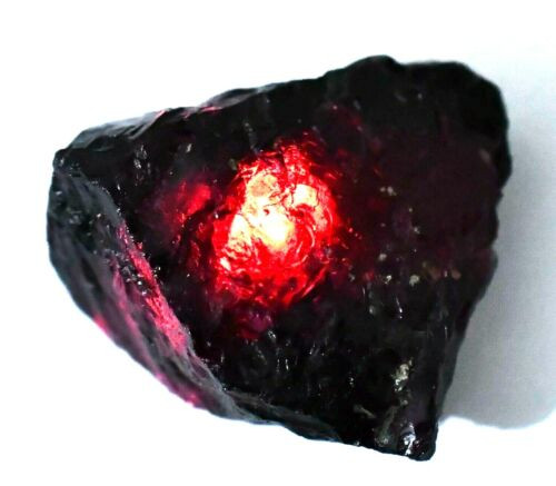 Zirconium và boron cũng không tồn tại cạnh nhau với mật độ lớn và trạng thái của chúng không quá ổn định so với khi kết hợp cùng nguyên tố khác. Painite có thể trị giá lên tới 60.000 USD/carat và viên đá càng có ít tỳ vết thì càng có giá trị cao.