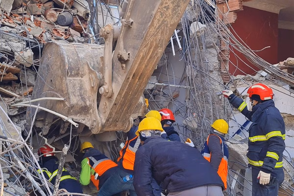 Canh sat cuu ho Viet Nam cat thep, lat be tong tim nguoi bi vui lap tai Tho Nhi Ky-Hinh-3