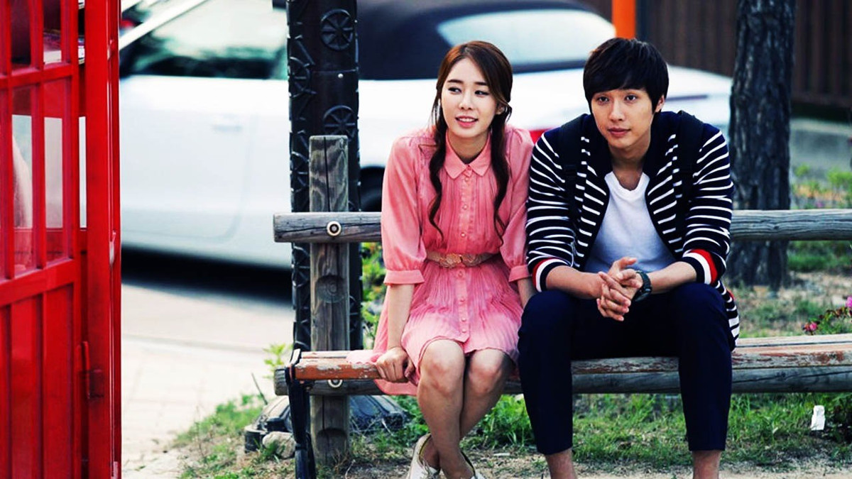 Ji Hyun Woo và Yoo In Na là bạn diễn trong Queen In Hyun's Man (2012). Sau khi phim kết thúc, họ bắt đầu hẹn hò. Tất cả, bao gồm cả chính Yoo In Na, bị bất ngờ khi Hyun Woo tỏ tình với người yêu màn ảnh trong buổi họp mặt người hâm mộ. Mười ngày sau khi sự việc xảy ra, trong một chương trình radio, mỹ nhân Goblin thừa nhận đang yêu. Tuy nhiên, ngày 13/5/2014, truyền thông đồng loạt đưa tin cặp đôi chia tay. Ảnh: TvN.