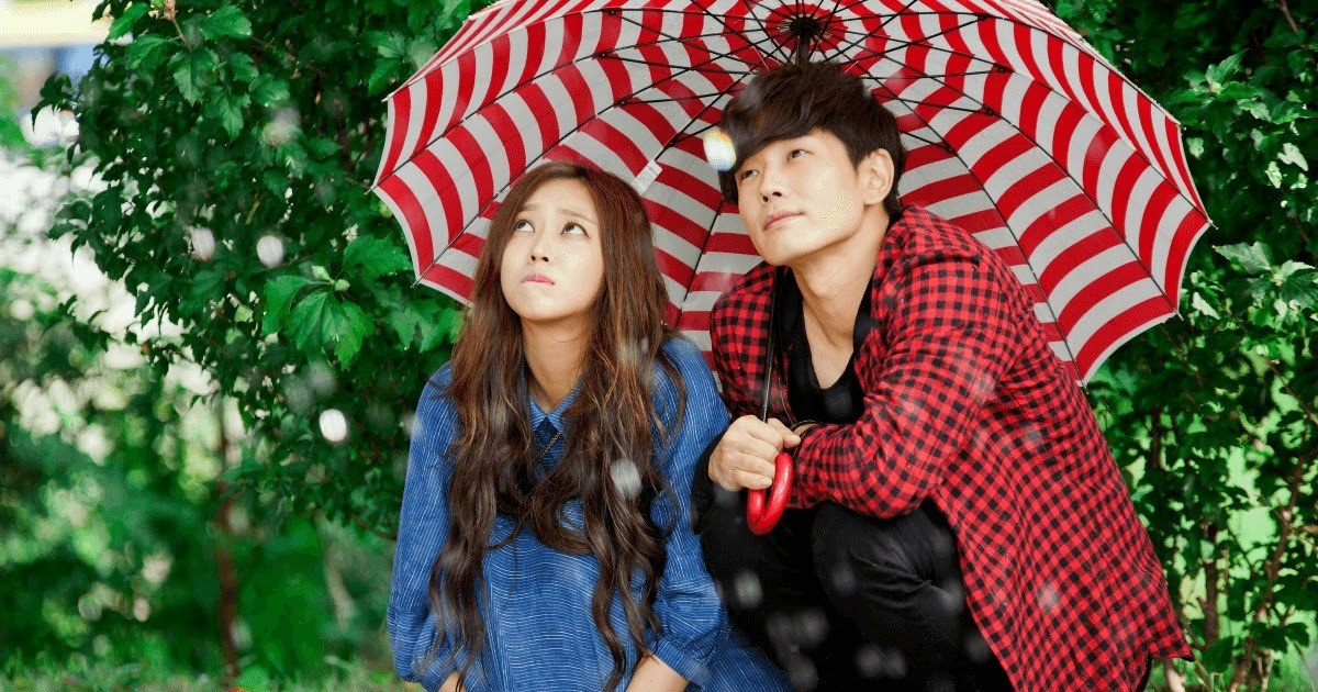 Jo Bo Ah và Lee Hyun Myung đóng vai người yêu trong bộ phim hài lãng mạn Surplus Princess năm 2014. Theo báo cáo, cặp đôi bắt đầu hẹn hò vào tháng 2/2015. Ngày 20/1/2017, tin tức về việc chia tay của họ đã được công ty quản lý xác nhận. Không rõ lý do hai diễn viên kết thúc mối quan hệ tình cảm. Người hâm mộ nghĩ rằng tình cảm lạnh nhạt theo thời gian. Ảnh: TvN.