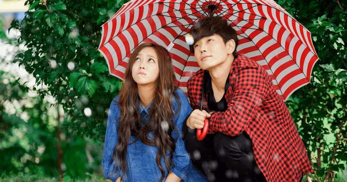 Jo Bo Ah và Lee Hyun Myung đóng vai người yêu trong bộ phim hài lãng mạn Surplus Princess năm 2014. Theo báo cáo, cặp đôi bắt đầu hẹn hò vào tháng 2/2015. Ngày 20/1/2017, tin tức về việc chia tay của họ đã được công ty quản lý xác nhận. Không rõ lý do hai diễn viên kết thúc mối quan hệ tình cảm. Người hâm mộ nghĩ rằng tình cảm lạnh nhạt theo thời gian. Ảnh: TvN.