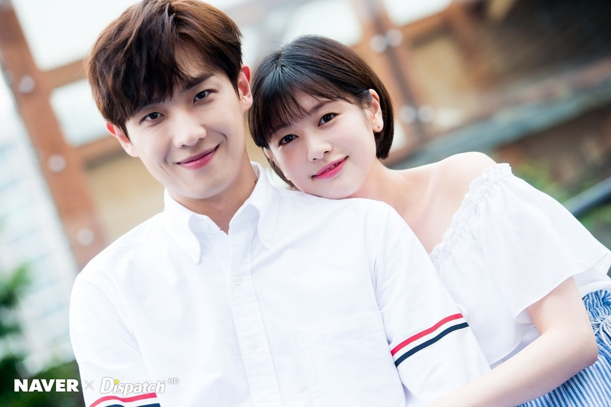 Lee Joon và Jung So Min đóng vai người yêu trong bộ phim truyền hình Hàn Quốc My Father Is Strange (2017). Tháng 10 cùng năm, họ bắt đầu hẹn hò. Mối quan hệ được công khai vài tháng sau đó. Ngày 26/6/2020, Dispatch đưa tin đại diện của cả hai nghệ sĩ tiết lộ cặp đôi quyết định chia tay. Họ kết thúc chuyện tình cảm trong hòa bình và vẫn hỗ trợ lẫn nhau với tư cách đồng nghiệp. Ảnh: Dispatch.