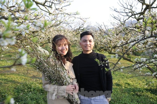 Nhiều cặp đôi tranh thủ đến đây chụp ảnh. Ảnh: Huy Thành