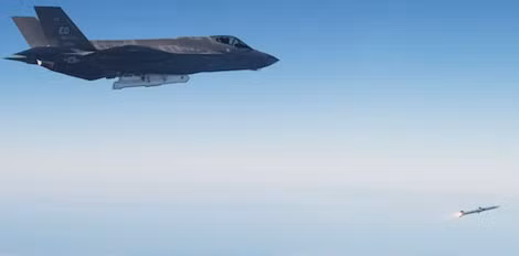 F-35A phóng tên lửa không đối không AIM-120.