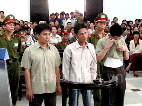 Hạnh “nhỏ” (trái) trong vụ án mạng ở Vũ trường New Century.