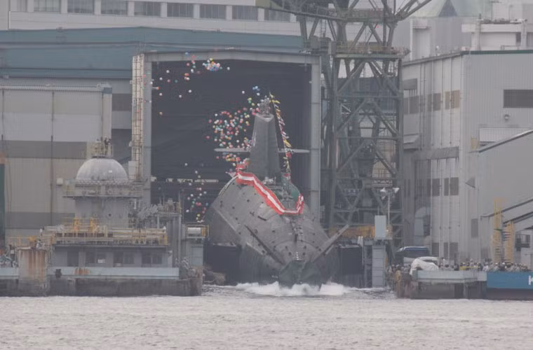 “Rồng đen” thuộc lớp tàu ngầm phi hạt nhân trang bị động cơ đẩy không khí độc lập Soryu có lượng giãn nước khi lặn đến 4.200 tấn, dài 84m, rộng 9,1m.