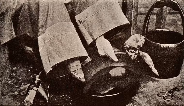 Trình tự này sẽ được lặp lại 2 ngày một lần, với một lần bó chân mới. Mỗi lần bó lại, dải băng lại được thắt chặt hơn nữa làm cho quá trình bó chân càng ngày càng đau đớn. Để công việc này được dễ dàng, đôi khi người ta còn tạo ra những vết cắt sâu ở lòng bàn chân.