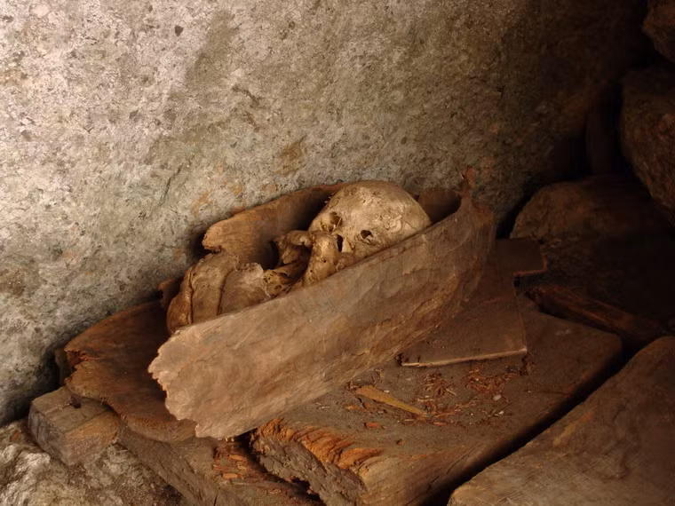 Tục lệ này đã chấm dứt khi người Tây Ban Nha chiếm đóng Philippines và áp đặt Công giáo lên cộng đồng bản địa. Kể từ đó, các hang chứa xác ướp đã bị bỏ rơi trong một thời gian dài.