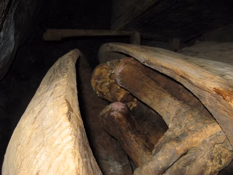 Khi đã trở nên khô hoàn toàn, xác ướp được đặt bên trong một chiếc quan tài làm bằng gỗ thông và chôn cất trong một hang động tự nhiên hoặc hang nhân tạo được đào sâu vào lòng núi đá.