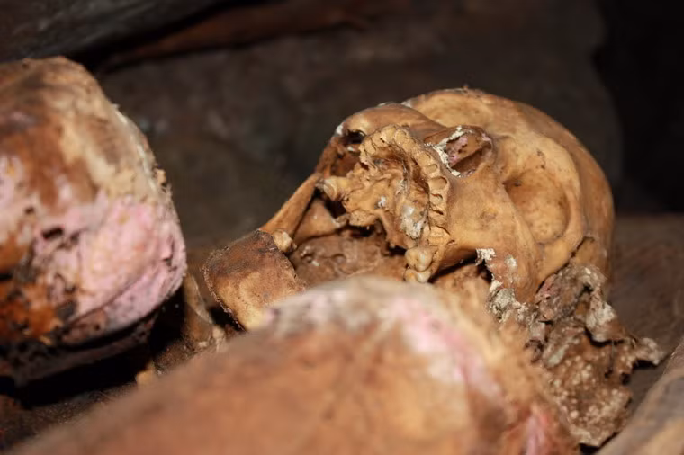 Sau khi được khám phá trở lại trong những thập niên gần đây, nhiều hang động đã bị những kẻ trộm mộ cổ xâm nhập. Khách du lịch cũng là một yếu tố khiến các xác ướp bị hư hại, mất mát.