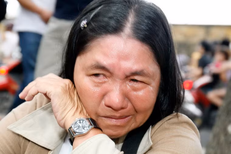 Kể từ sau ngày Bác Hồ qua đời, chưa bao giờ người dân lại rơi lệ nhiều đến vậy. Hàng triệu triệu giọt lệ đã tuôn rơi trong dòng người đổ về ngôi nhà 30 Hoàng Diệu, Nhà tang lễ Quốc gia, hay bên những con đường nơi đoàn xe chở linh cữu Đại tướng đi qua. Ảnh: Infonet.