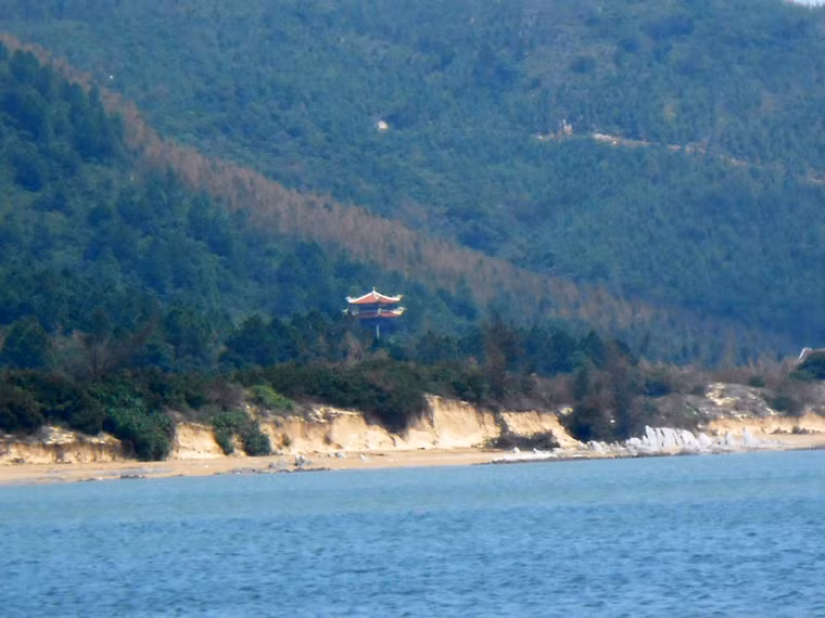 Từ một địa điểm ít người biết đến, khu vực Vũng Chùa của tỉnh Quảng Bình – quê hương Đại tướng đã trở thành tâm điểm chú ý của cả nước khi được chọn làm nơi yên nghỉ của Người. Đây là một dấu mốc lịch sử quan trọng cho Vũng Chùa nói riêng và toàn tỉnh Quảng Bình nói chung. Ảnh: Internet.