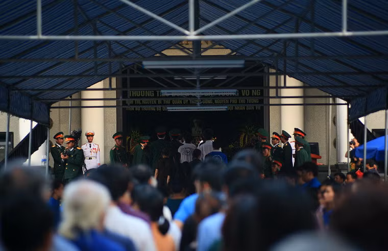 Do người viếng quá đông, vào ngày 12/10, Nhà tang lễ Quốc gia đã phải mở cửa đến tận 0h sáng, một điều chưa từng có tiền lệ.