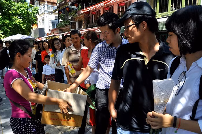 Sự ra đi của Đại tướng đã khiến lòng người xích lại gần nhau hơn. Nhiều nghĩa cử cao đẹp đã được ghi nhận như việc người dân phân phát nước uống, đồ ăn miễn phí, quạt mát… cho đồng bào thăm viếng Đại tướng. Hầu như không xảy ra cảnh bon chen xô đẩy trong dòng người khổng lồ. Ảnh: GDVN.