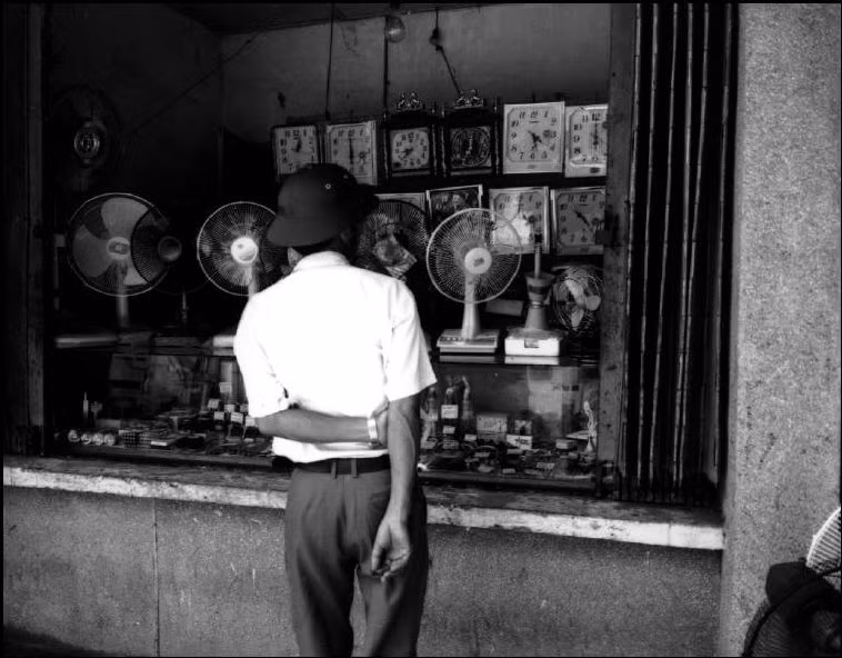 Một người đàn ông đứng ngắm hàng hóa trong một cửa hàng đồ gia dụng ở Hải Phòng.