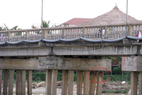 Vào năm 2009, nước lũ đã gây xói lở hai mối đầu cầu, phá hỏng các chân trụ nằm dưới sông, khiến cầu đứng trước nguy cơ sụp đổ.