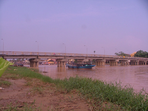 Cầu Cẩm Nam là cây cầu huyết mạch nối khu phố cổ Hội An và xã Cẩm Nam.