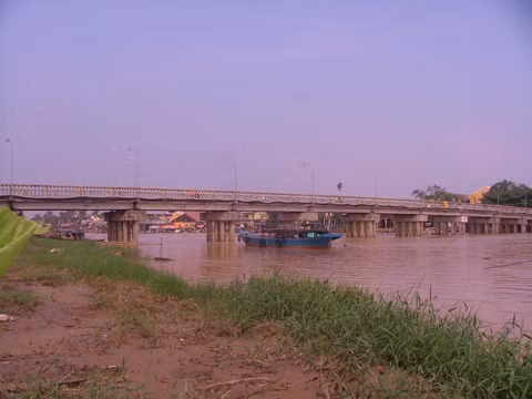 Cầu Cẩm Nam là cây cầu huyết mạch nối khu phố cổ Hội An và xã Cẩm Nam.