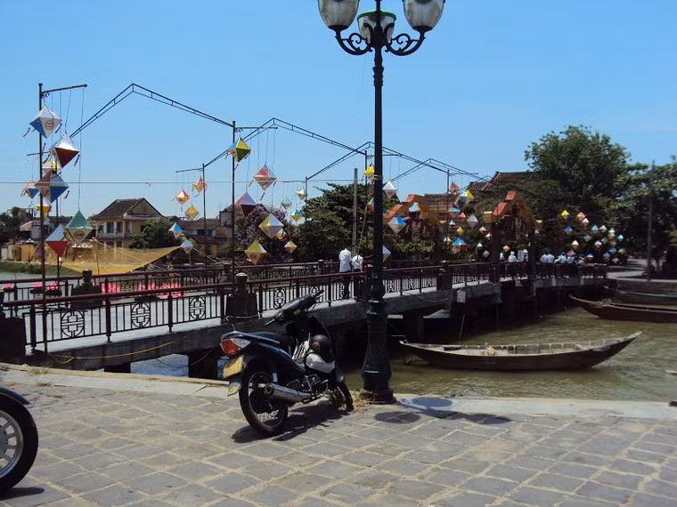 Những diễn biến bất thường của thời tiết luôn tiềm ẩn mối đe dọa to lớn đối với cây cầu cửa ngõ Hội An này.