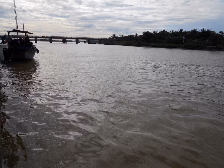 Tình trạng "mong manh" của 2 câu cầu quan trọng luôn khiến dân cư Hội An lo lắng mỗi mùa mưa bão. Ảnh: Internet.