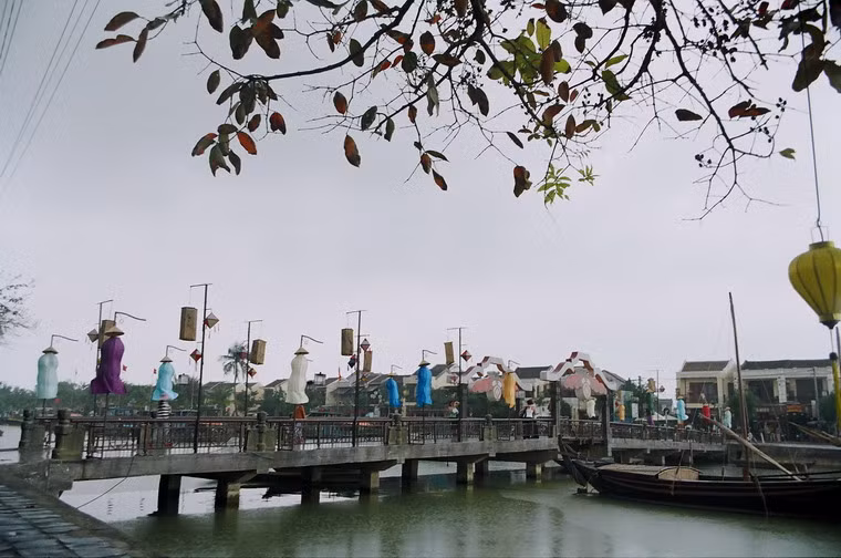 Tháng 8 vừa qua, nước từ thượng nguồn sông Thu Bồn đổ về đã mang theo một lượng lớn lục bình, củi mục, rác... uy hiếp cầu An Hội, khiến hơn 150 người được huy động để "giải cứu" cầu.