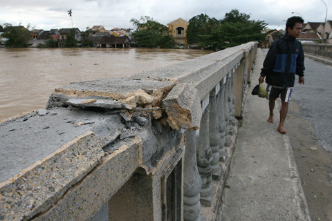 Tình trạng các hộ vạn chài buộc thuyền vào thành cầu cũng khiến cây cầu càng trở nên xập xệ.