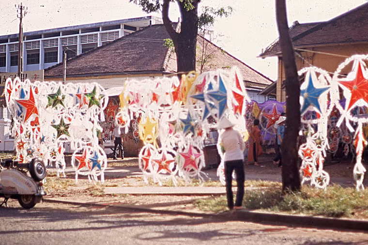 Hàng bán đèn ông sao bên đường.