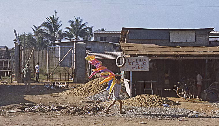 Cậu bé bán bóng khiến con đường buồn tẻ trở nên sinh động.