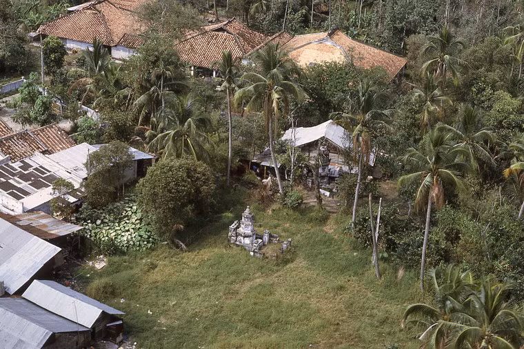 Công trình thờ tự nằm giữa khu dân cư.