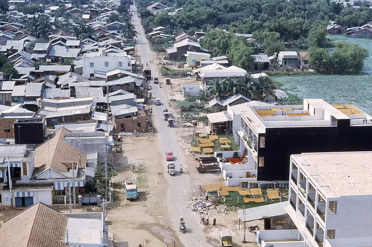 Nhà máy sản xuất hương trầm với những giàn phơi hương màu vàng gần Phú Lâm.