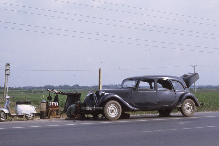 Một chiếc Citroen Traction Avant dừng lại bên đường để sửa chữa. Mẫu xe này được sản xuất từ năm 1934-1957.