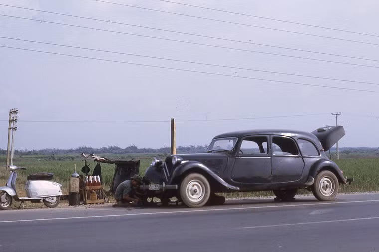 Một chiếc Citroen Traction Avant dừng lại bên đường để sửa chữa. Mẫu xe này được sản xuất từ năm 1934-1957.