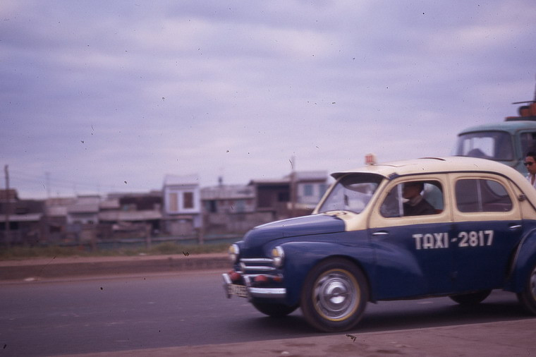 Một chiếc taxi hai màu xanh trắng đặc trưng của Sài Gòn trước 1975. Đây là mẫu xe Renault 4CV của Pháp, sản xuất từ năm 1947-1961.
