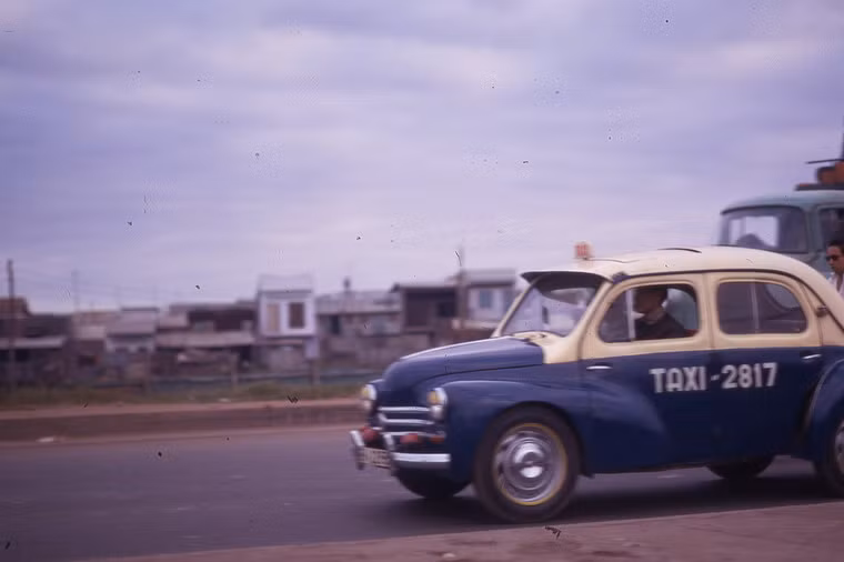 Một chiếc taxi hai màu xanh trắng đặc trưng của Sài Gòn trước 1975. Đây là mẫu xe Renault 4CV của Pháp, sản xuất từ năm 1947-1961.