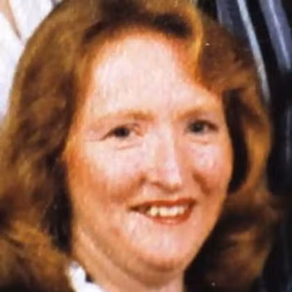 2. Năm 2000, thế giới đã chấn động vì một vụ giết người thảm khốc xảy ra tại Australia. Thủ phạm là Katherine Knight đã giết bạn tình của mình là John Charles Thomas Price bằng 37 nhát dao, sau đó lột da nạn nhân và treo lên khung cửa phòng khách. Các phần cơ thể của nạn nhân đã bị cắt ra và chế biến thành nhiều món ăn khác nhau. Katherine Knight đã chịu án chung thân cho tội ác ghê rợn của mình.