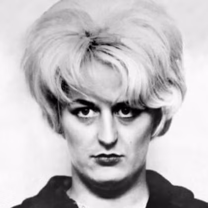 9. Myra Hindley (1942 - 2002) và tòng phạm nam giới của mình là Ian Brady phải chịu trách nhiệm về vụ bắt cóc tàn bạo , cưỡng hiếp, tra tấn, và giết chết 3 trẻ em và 2 thanh niên trong khu vực Manchester của nước Anh vào giữa thập niên 1960. Nhiều bằng chứng kết tội không thể chối cãi đã được tìm thấy, trong đó có cả băng ghi hình của một trong những nạn nhân. Trong phiên tòa, Myra đã bày tỏ thái độ kiêu ngạo, dửng dưng, và nữ quái này vẫn còn nổi tiếng cho đến tận ngày nay.