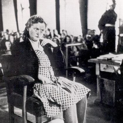 4. Ilse Koch (1906 - 1967), biệt danh “Mụ phù thủy của Buchenwald”, là vợ của Karl Koch, quản giáo của trại tập trung Buchenwald của Đức Quốc xã. Độc ác và bị ám ảnh bởi quyền lực, Ilse khét tiếng với hành động tra tấn , lạm dụng tình dục và bộ sưu tập hình xăm cắt từ cơ thể các tù nhân bị sát hại. Dường như hối hận vì tội ác của mình, Ilse Koch đã treo cổ tự vẫn ở nhà giam năm 1967.