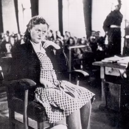 4. Ilse Koch (1906 - 1967), biệt danh “Mụ phù thủy của Buchenwald”, là vợ của Karl Koch, quản giáo của trại tập trung Buchenwald của Đức Quốc xã. Độc ác và bị ám ảnh bởi quyền lực, Ilse khét tiếng với hành động tra tấn , lạm dụng tình dục và bộ sưu tập hình xăm cắt từ cơ thể các tù nhân bị sát hại. Dường như hối hận vì tội ác của mình, Ilse Koch đã treo cổ tự vẫn ở nhà giam năm 1967.