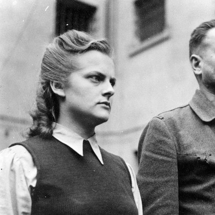 3. Irma Grese (1923 - 1945) là nữ quản giáo nổi tiếng tàn ác trong trại tập trung Auschwitz của Đức Quốc xã. Phụ trách hơn 30 nghìn nữ tù nhân Do Thái, nữ ác quỷ này đặc biệt thích thú với việc tra tấn và sát hại bằng những cách thức rùng rợn như đánh đập bằng roi da, cho chó đói cắn xé, lựa chọn ngẫu hứng những người sẽ phải chết trong phòng hơi ngạt. Irma đã bị xử tử năm 1945 vì tội ác chiến tranh.